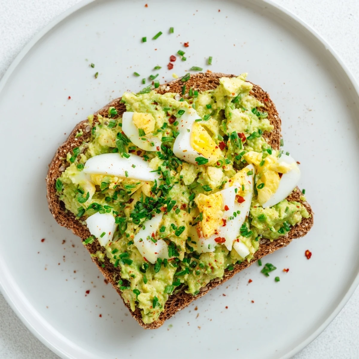 Creamy avocado egg smash on toasted bread, a bright and flavorful breakfast option.